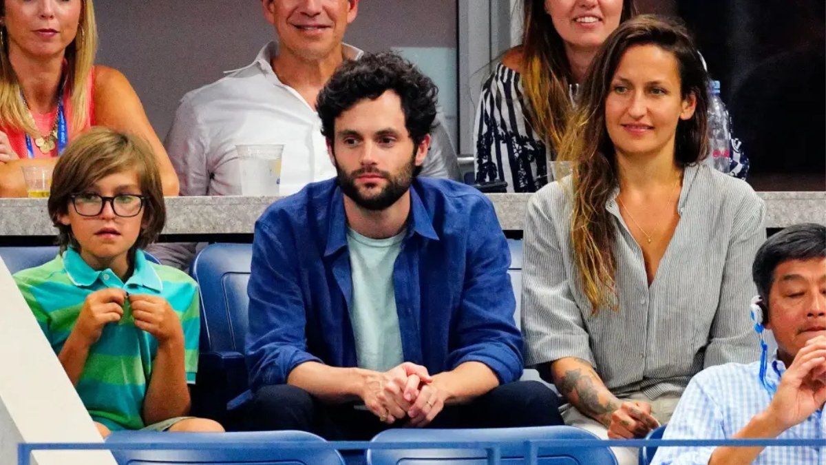 Penn Badgley y Domino Kirke dieron la bienvenida a sus gemelos en septiembre de 2025.