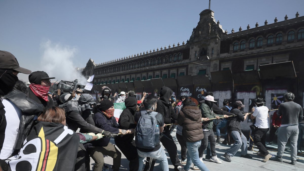 Personas participan en una manifestación el 15 de noviembre de 2025 en la Plaza de la Constitución en Ciudad de México (México).