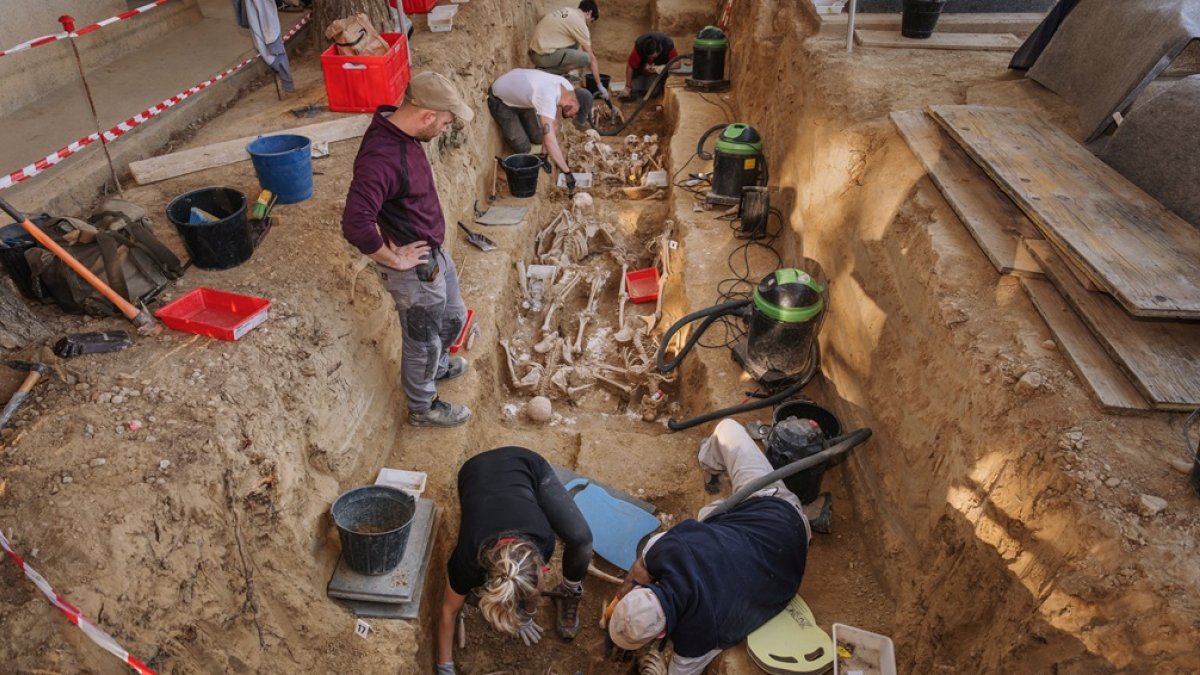 Empleados y voluntarios trabajan en la exhumación de víctimas de la represión durante la Guerra Civil Española en la provincia de Zaragoza, el 28 de octubre de 2025.