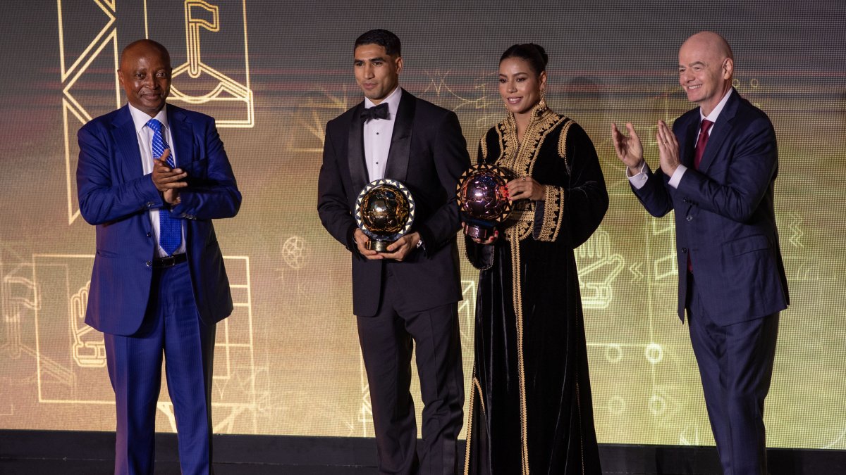 Los marroquíes Achraf Hakimi y Ghizlane Chebbak posan para una foto tras recibir los premios al mejor jugador africano masculino y femenino.