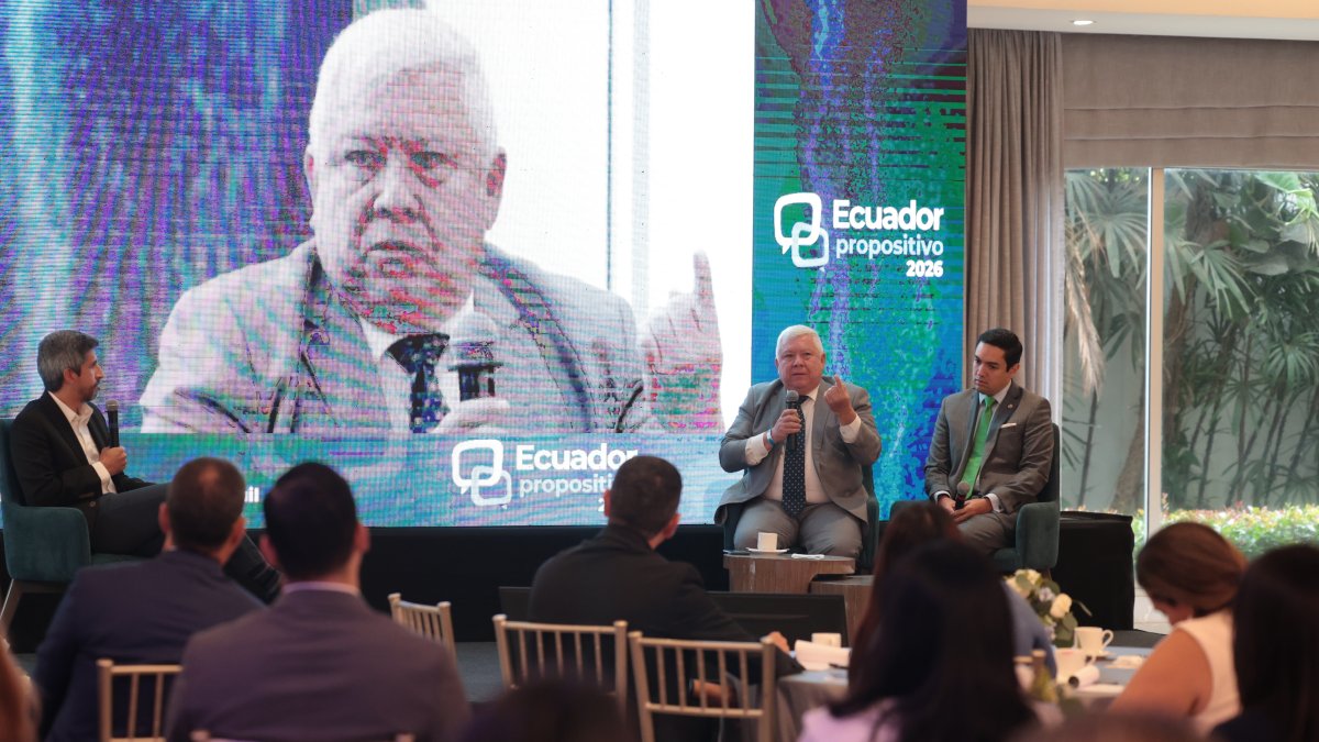 Empresarios y analistas económicos se reunieron ayer en la UEES, para proyectar los posibles desafíos del 2026.
