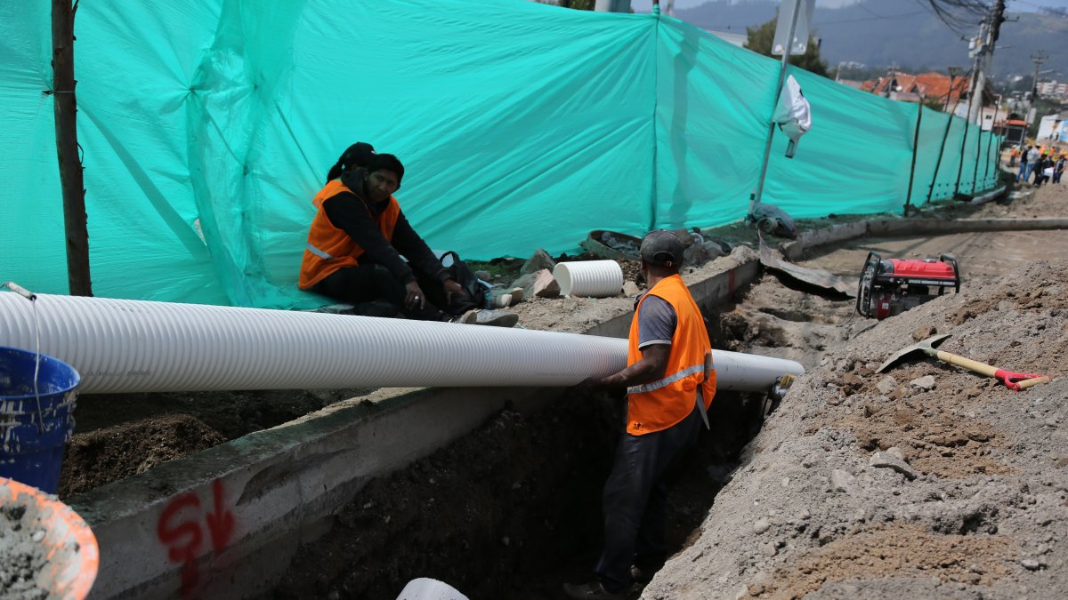 En Cumbayá se interviene la red de alcantarillado. Uno de los problemas en esa parroquia, y Tumbaco, son las constantes fugas de agua.