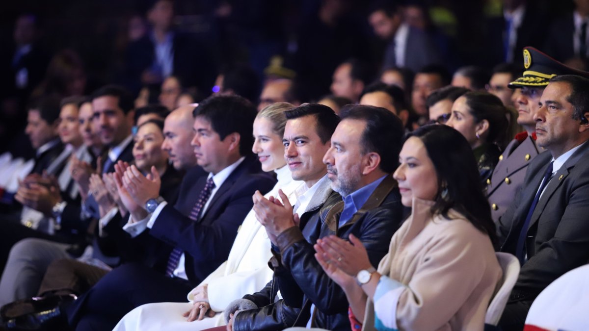 Acto. El presidente Daniel Noboa y el alcalde Pabel Muñoz durante la serenata del 2024.