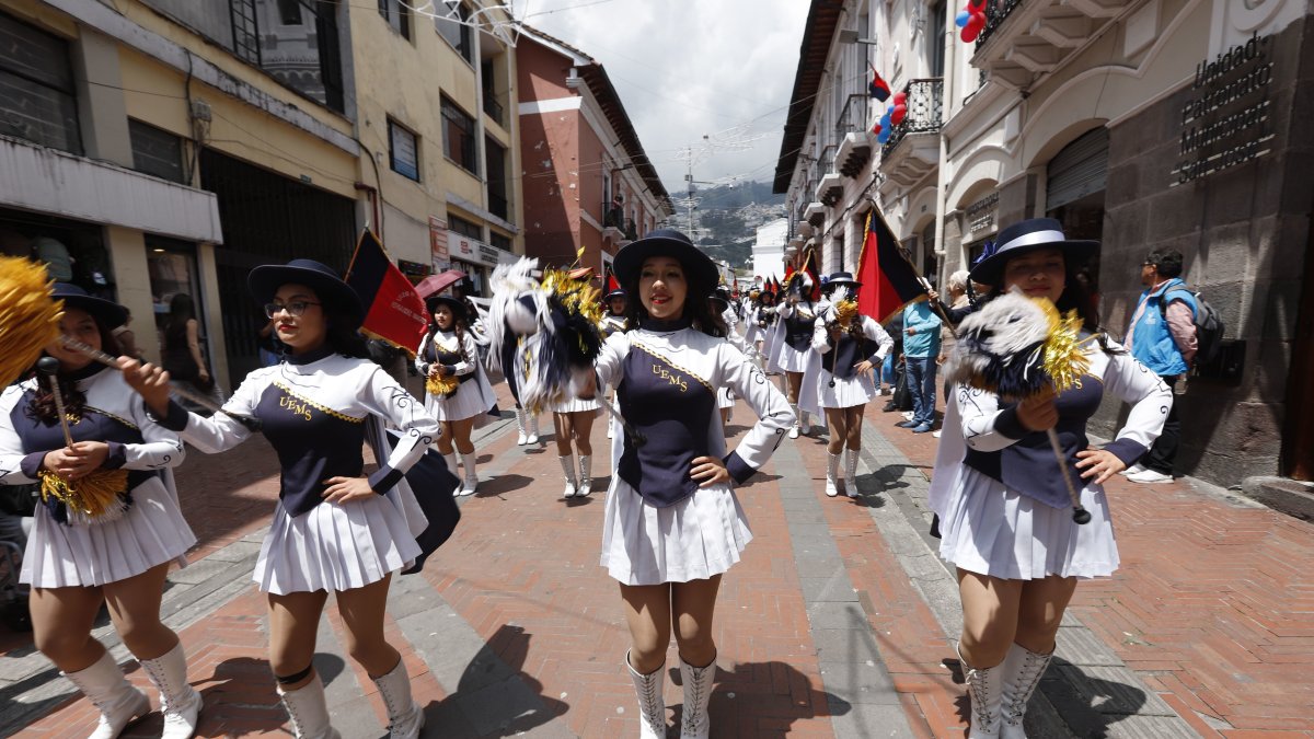 Bastoneras desfilaron este 19 de noviembre por las calles del Centro de Quito.