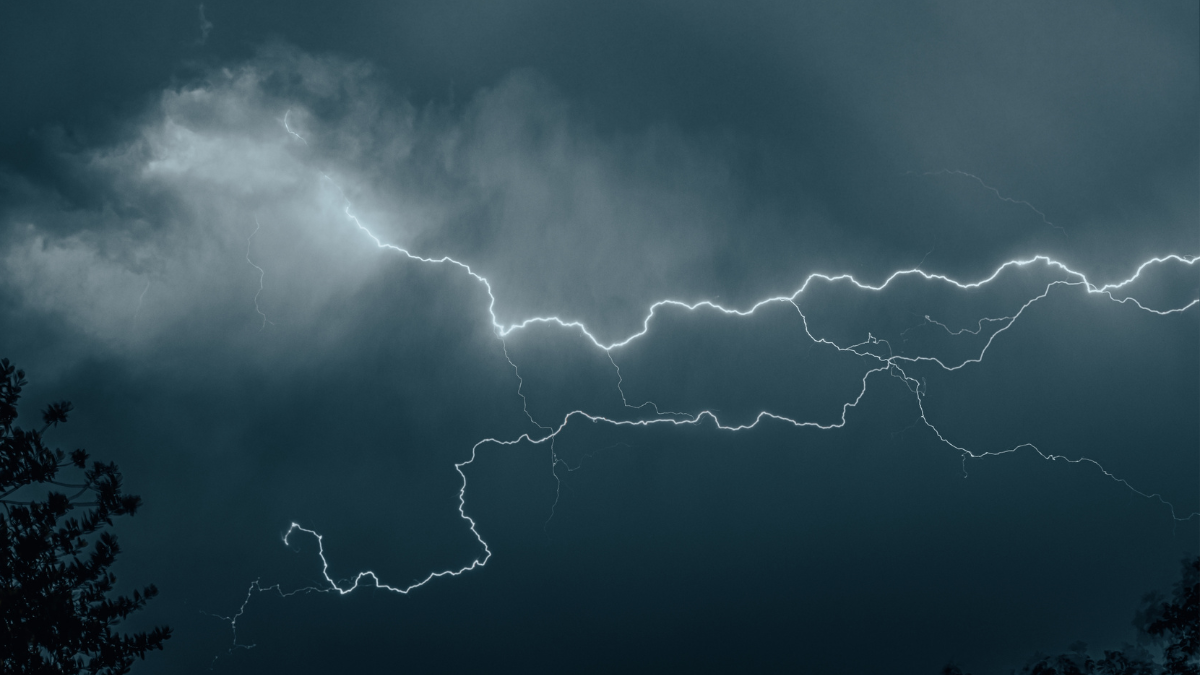 Fuertes lluvias y tormentas afectan varias regiones del país, según alerta del INAMHI.