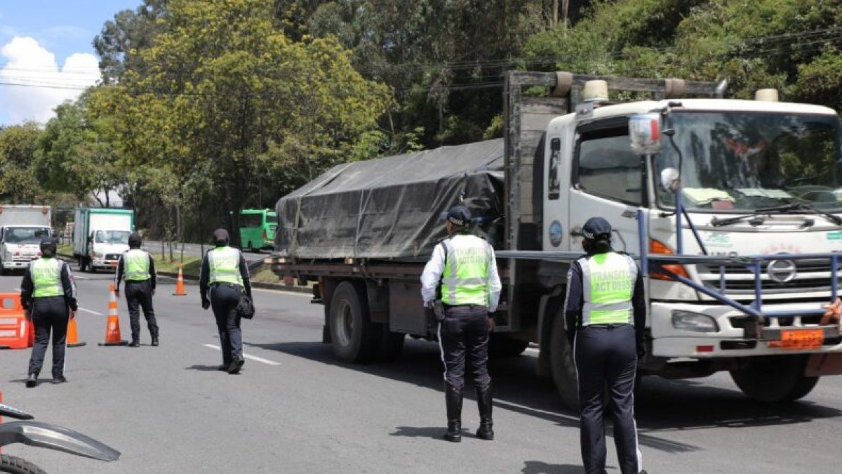 La AMT intensificó los controles a vehículos pesados en la av. Simón Bolívar y Ruta Viva.
