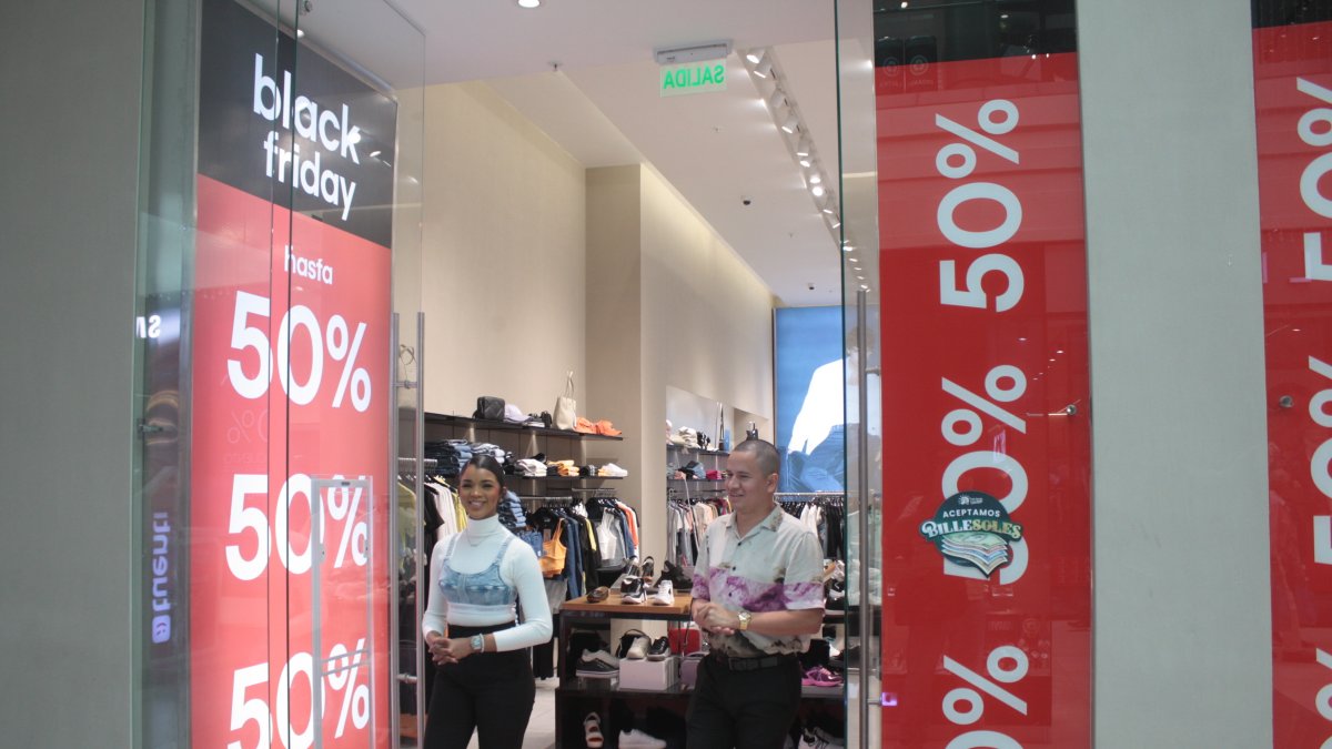 Los locales comerciales aplican descuentos de hasta el 80 % para atraer clientela.