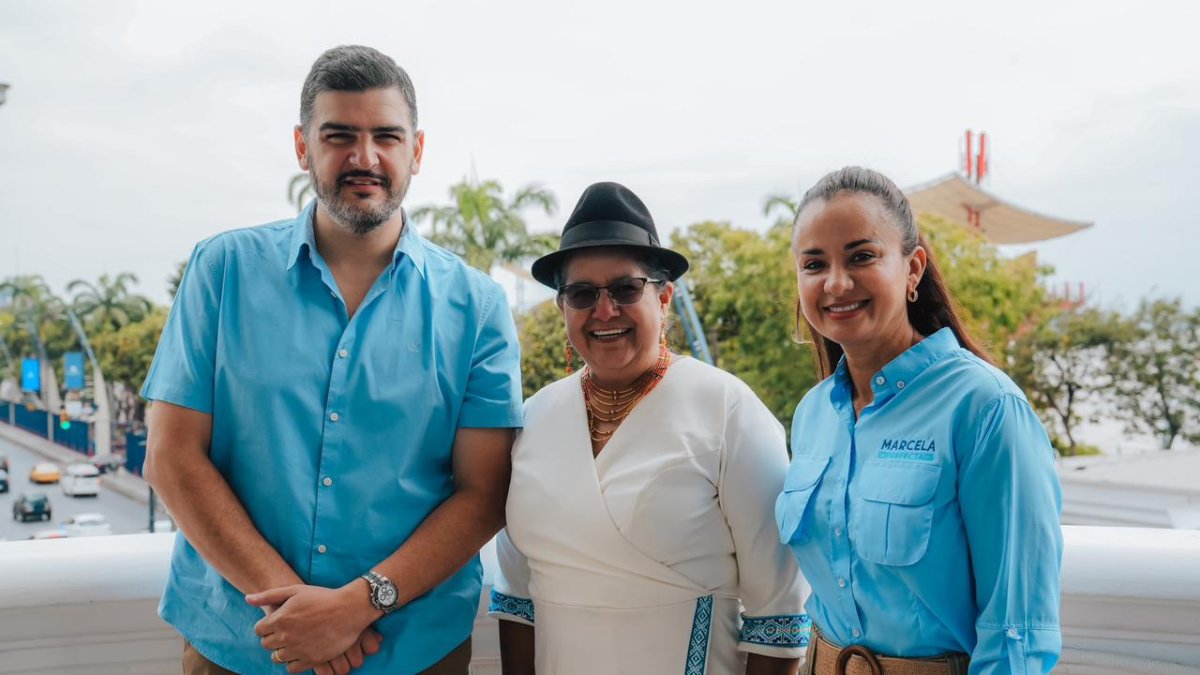 Aquiles Álvarez (i), alcalde de Guayaquil; Lourdes Tibán, prefecta de Cotopaxi; y Marcela Aguiñaga, prefecta del Guayas, en el Palacio Municipal de Guayaquil.