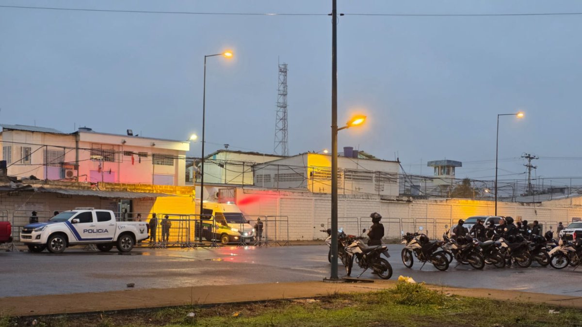 Un dron que sobrevolaba la cárcel de Machala fue detonado de manera controlada por la Policía Nacional.