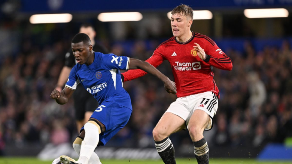 El volante ecuatoriano Moisés Caicedo (i) podría ser una de las figuras del Mundial 2026