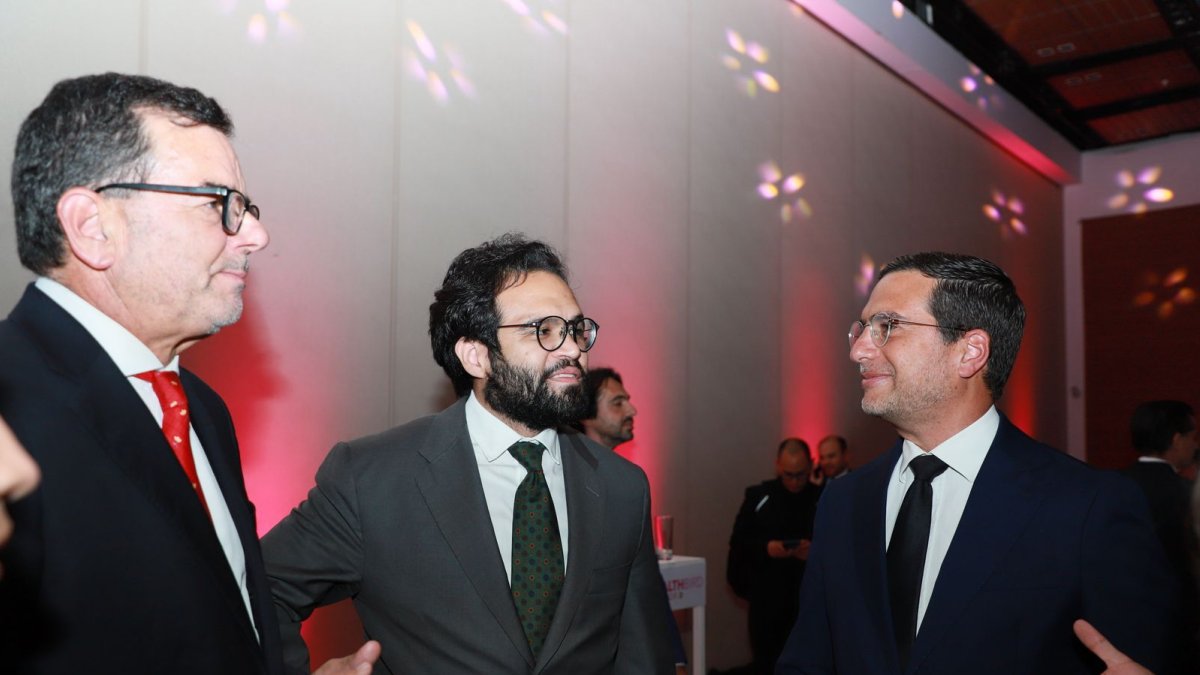 Edgar Lama (centro) aprobó el pasado 13 de noviembre el inicio de una millonaria contratación para mopdernizar el Sistema de Administración y Gestión en Salud (SAGS)