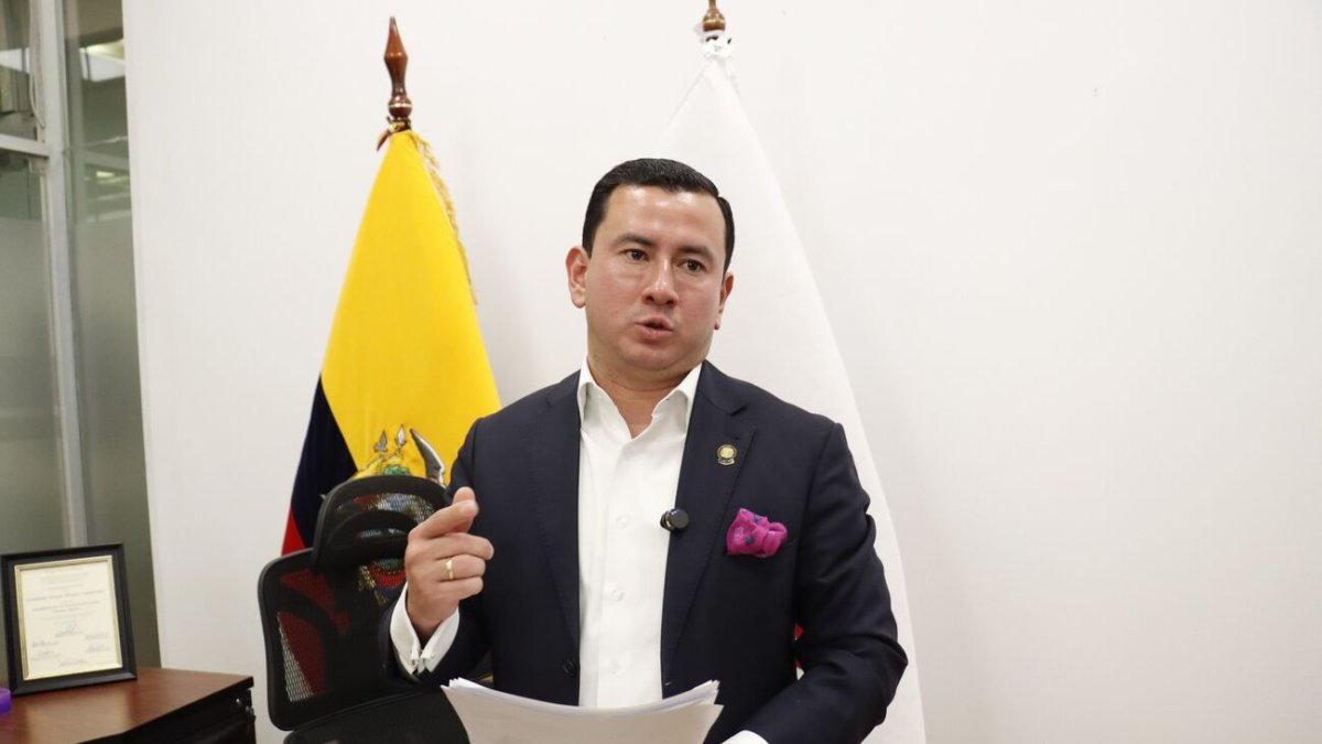 El presidente de la Comisión de Fiscalización Ferdinan Álvarez anunció la comparecencia del ministro del Trabajo Harold Burbano.