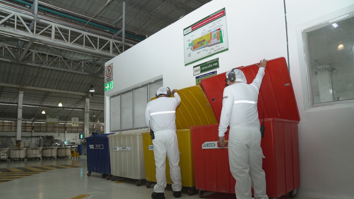 Trabajadores en una de las plantas de la empresa Nestlé.