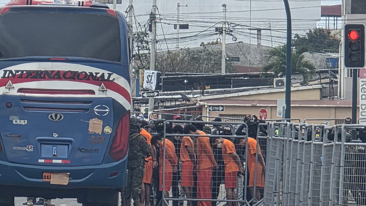 Más de 85 reos fueron trasladados este 20 de noviembre bajo fuerte resguardo policial y militar.