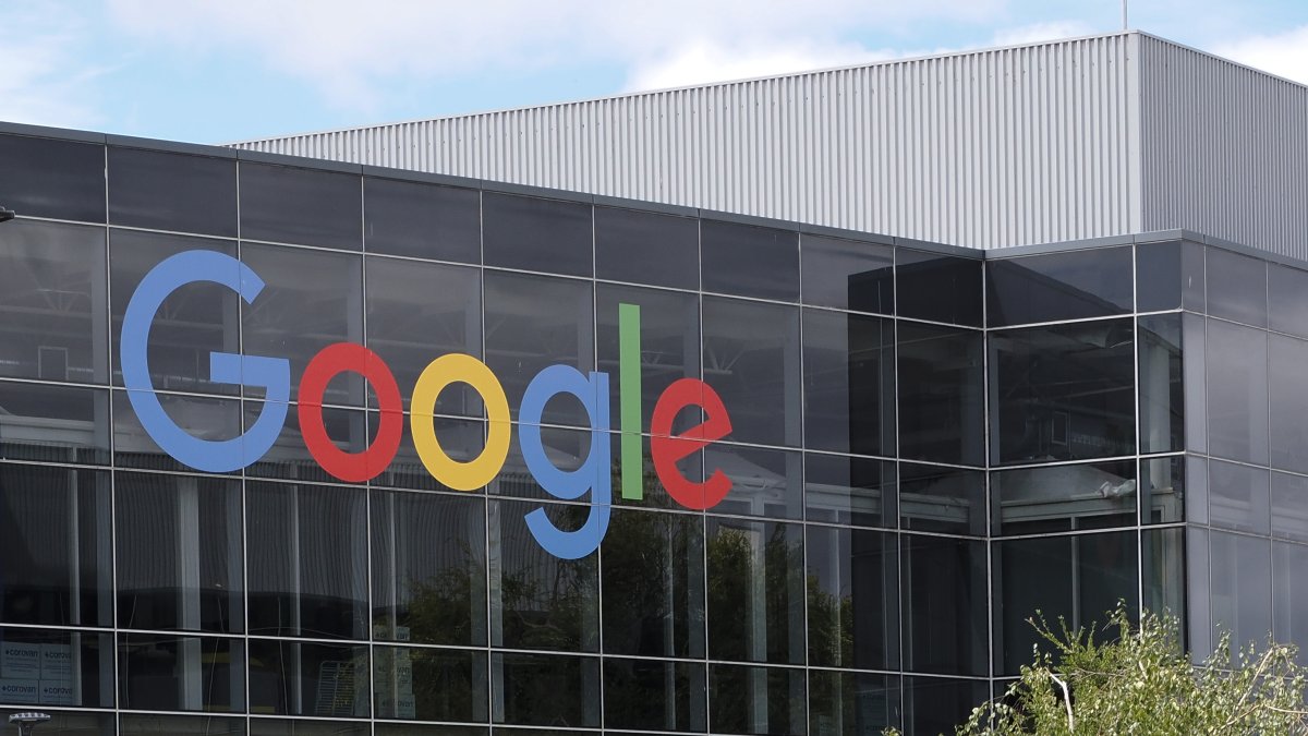 Un cartel de Google en el Googleplex, el complejo que alberga la sede corporativa de Google y su empresa matriz, Alphabet Inc., en Mountain View, California (EE. UU.).