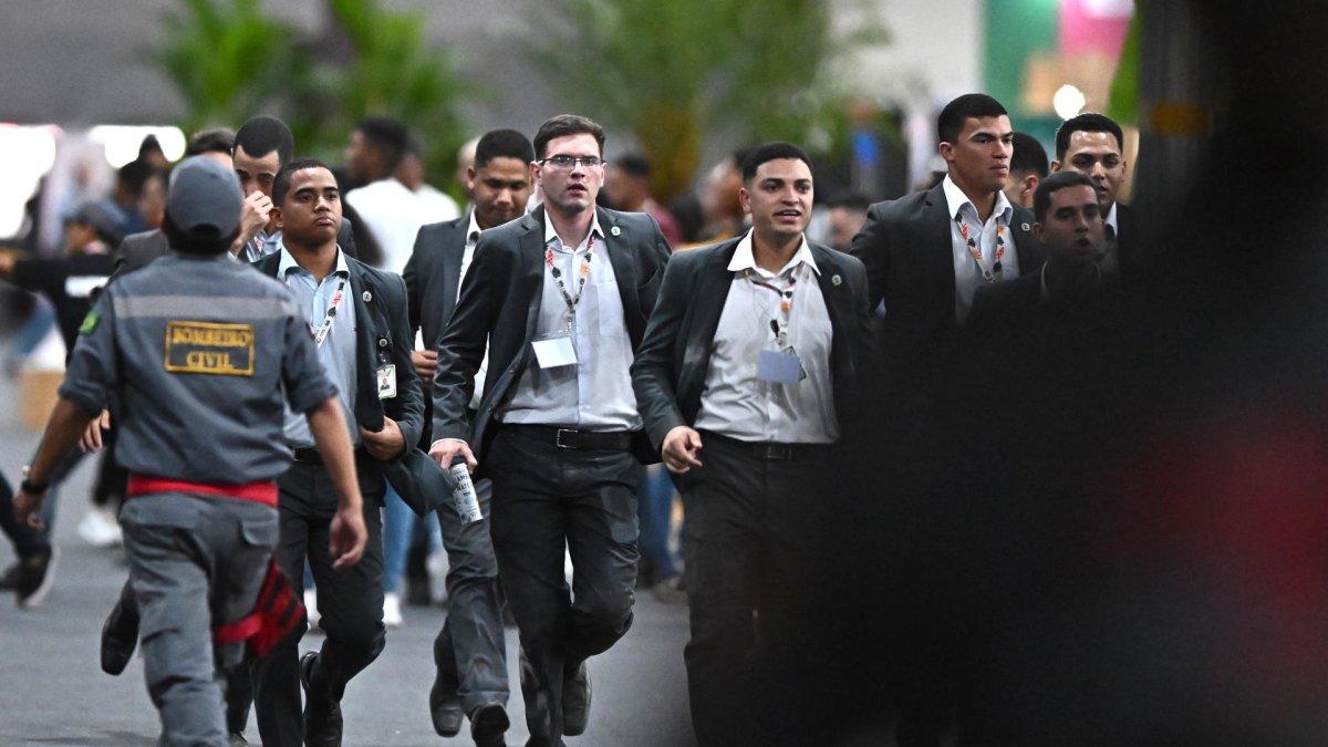 Personas evacuan la zona de negociaciones de la COP30 este jueves, en Belém (Brasil).