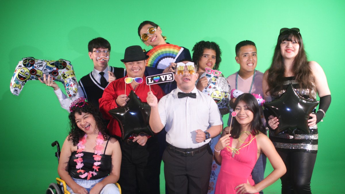 Son diez miembros que forman parte de 'Dormíamos Bailando', una obra que explora de cerca lo sensorial.