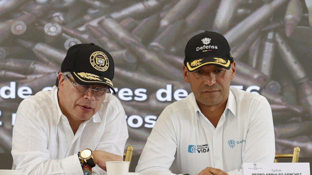 Fotografía del 15 de octubre de 2025 del presidente de Colombia, Gustavo Petro (i), y el ministro de Defensa, Pedro Sánchez.