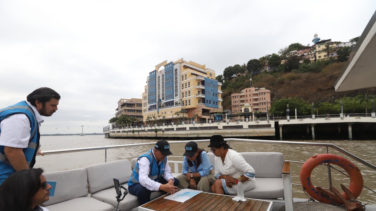 Archivo: La prefecta Marcela Aguiñaga, haciendo un recorrido con su homóloga de Cotopaxi, Lourdes Tibán.