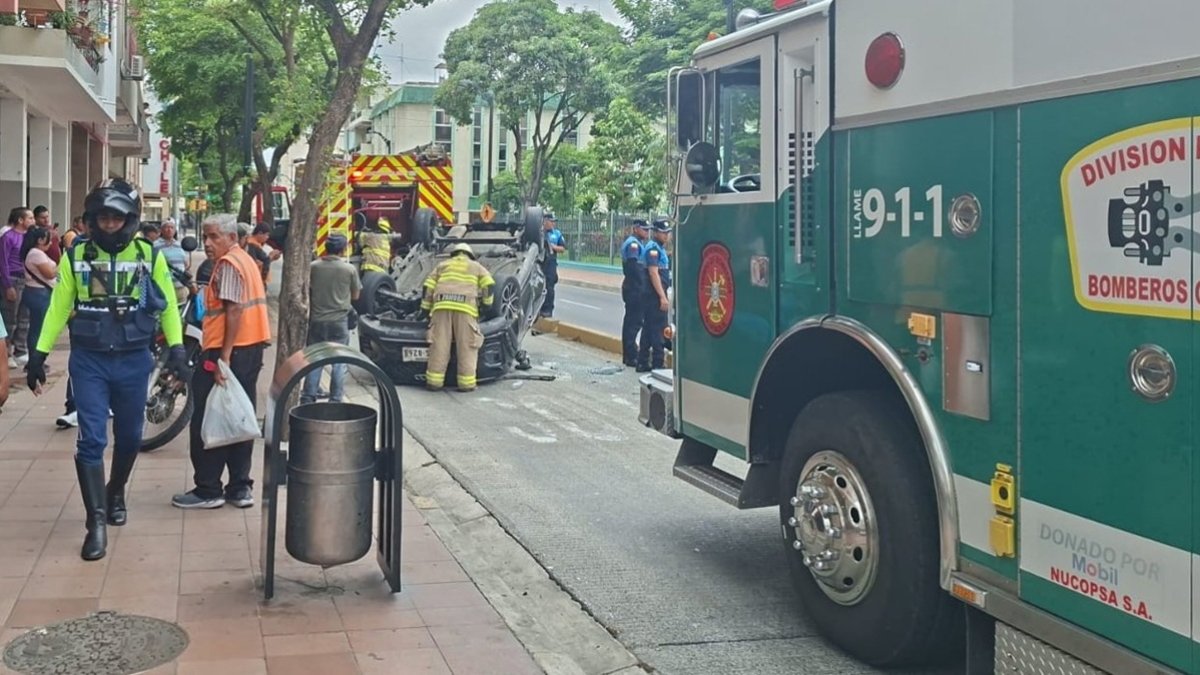Un vehículo quedó volcado luego de que su conductor invadió el carril de Metrovía y fue impactado por otro auto, en Chile y General Gómez, en el sur de Guayaquil, el 20 de noviembre.