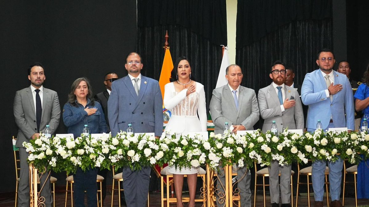 La prefecta Roberta Zambrano junto al ministro Jhon Reimberg y otras autoridades provinciales durante la sesión solemne por la provincialización.