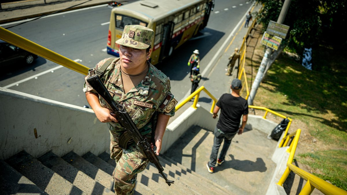 Foto que muestra a integrantes de las Fuerzas Armadas de Perú custodiando las calles en Lima (Perú).