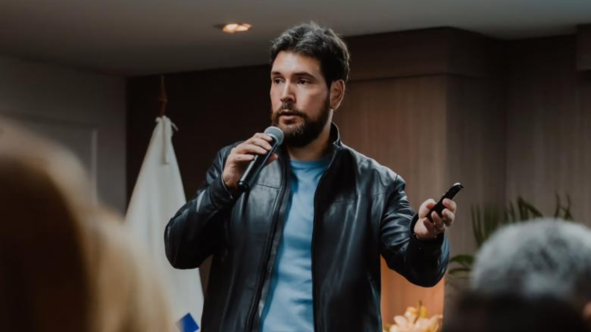 El ex candidato a la presidencia Jan Topic da un mensaje a Christian Zurita.