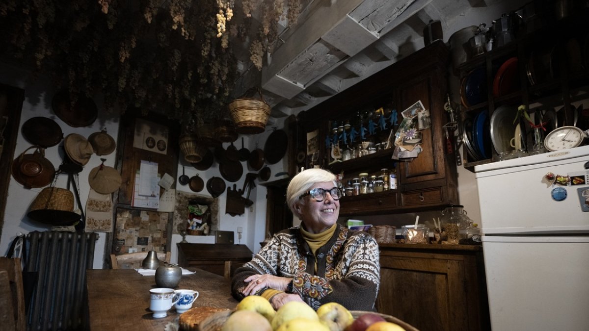 Isabella Dalla Ragione posa en su cocina con una canasta de manzanas de la colección de huertos de la fundación Archeologia Arborea, el 7 de noviembre de 2025.