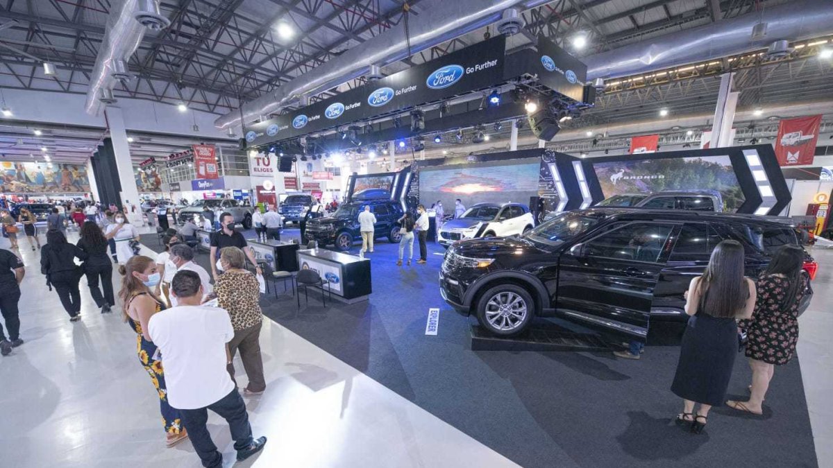 Una foto referencial de una feria de carros.