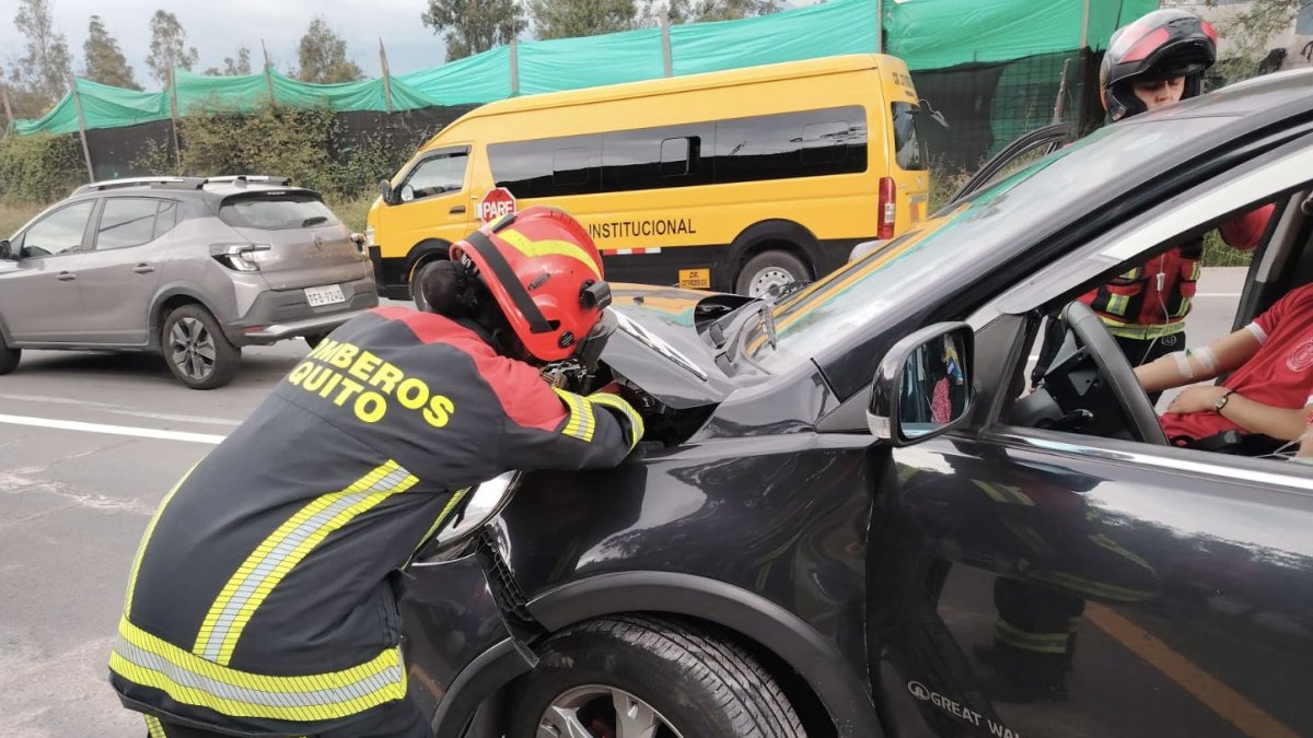 Dos personas que viajaban en el vehículo resultaron heridas.
