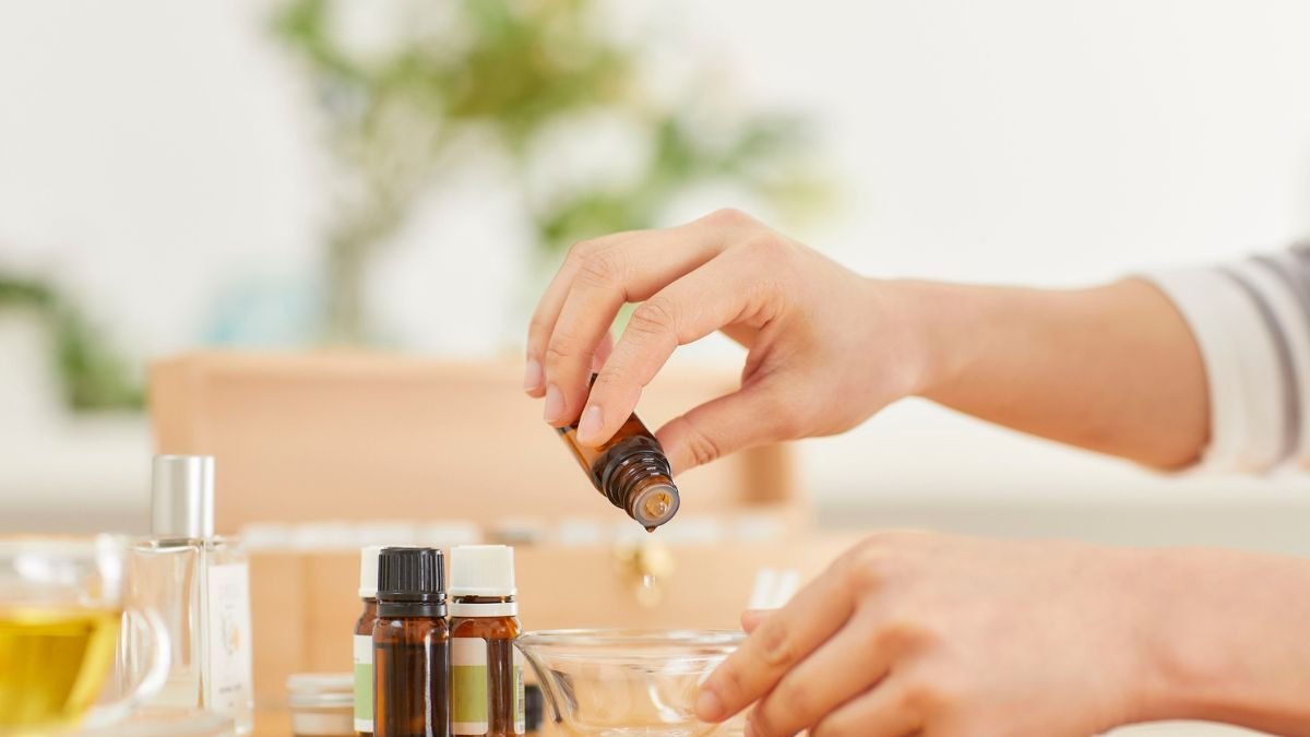 Un estudio internacional y trabajos de ESPOL revelan la eficacia real de aceites esenciales para tratar acné, inflamación y envejecimiento.