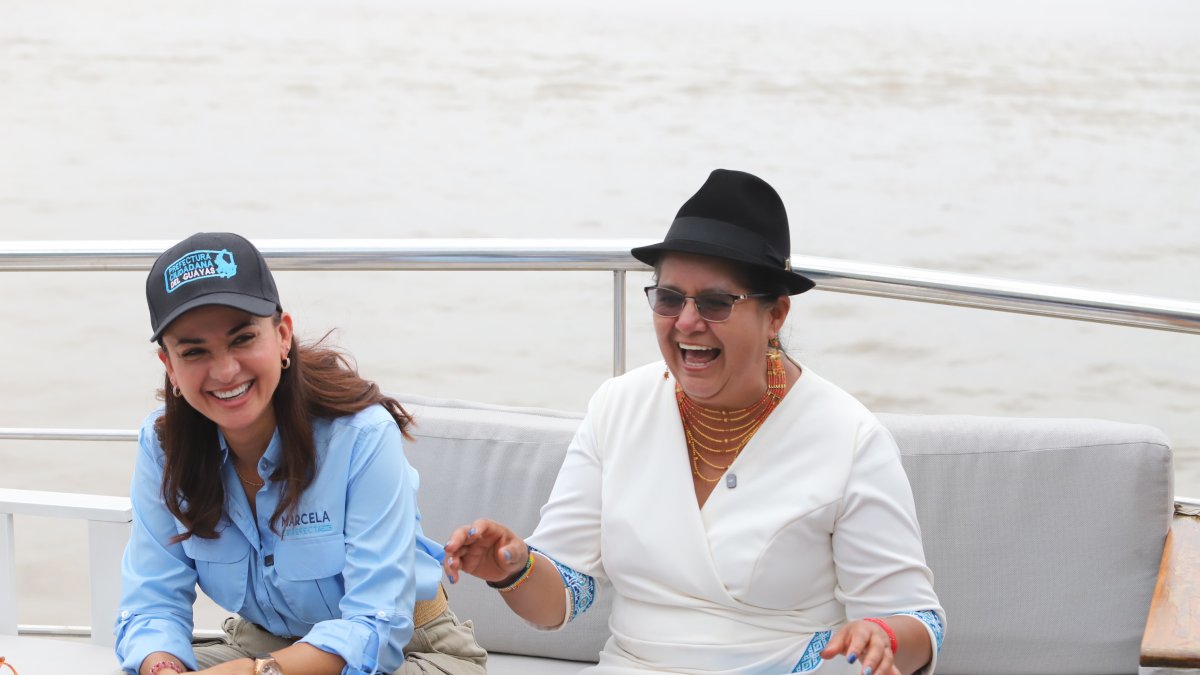 Marcela Aguiñaga y Lourdes Tib´án, en un recorrido por el río Guayas.