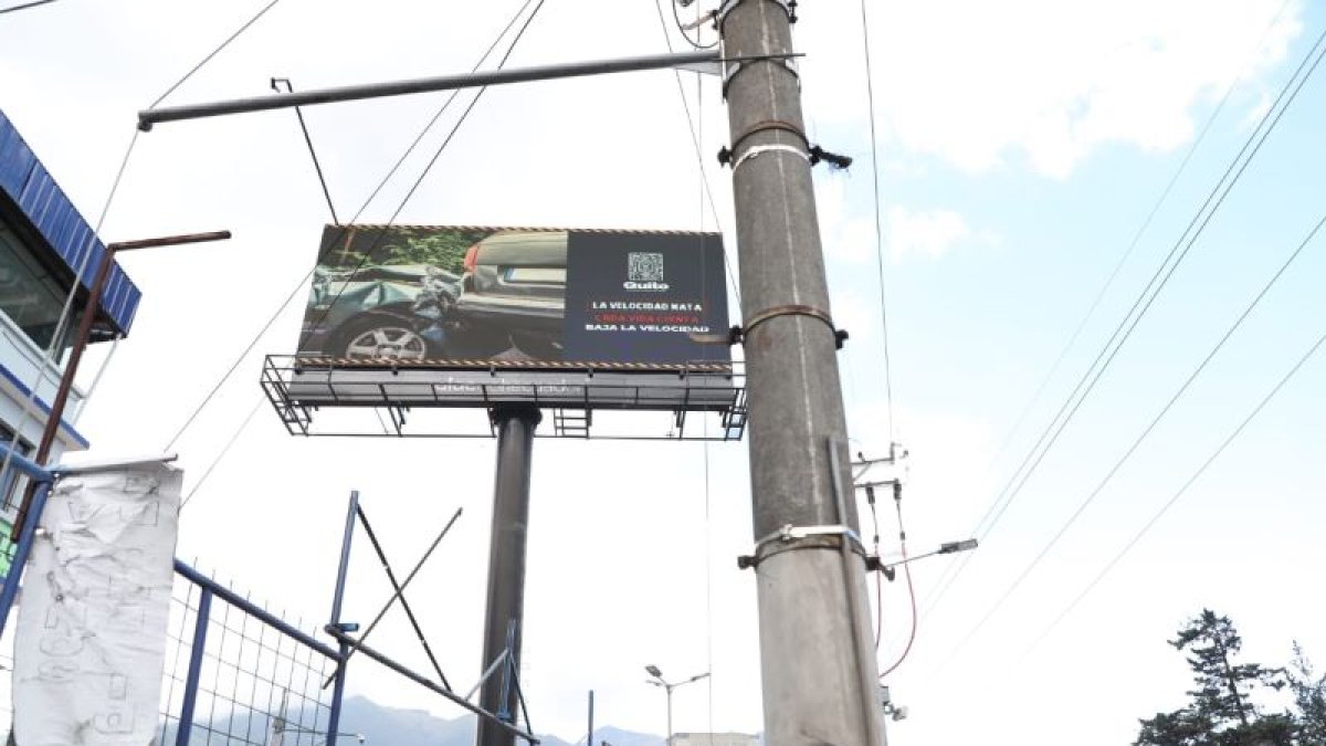 En vallas de cinco sectores de Quito se colocó el mensaje de seguridad vial.
