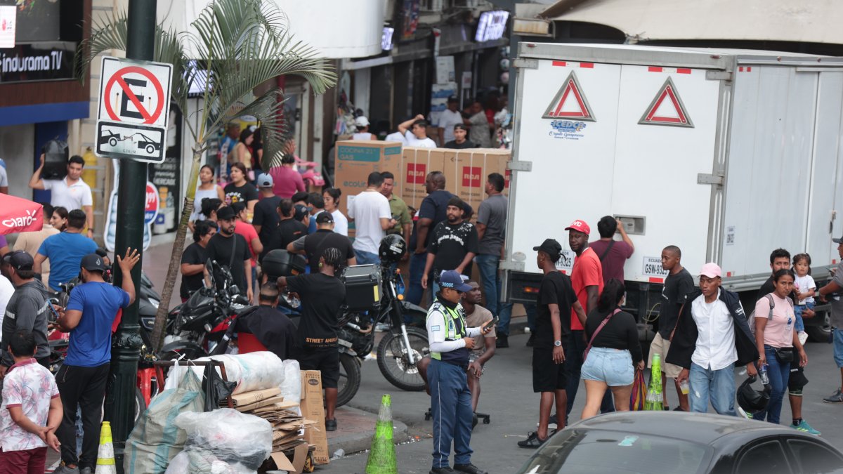 Escenario. Desde desechos acumulados hasta motocicletas sobre las aceras y personas libando, son escenas comunes frente al malecón. 
