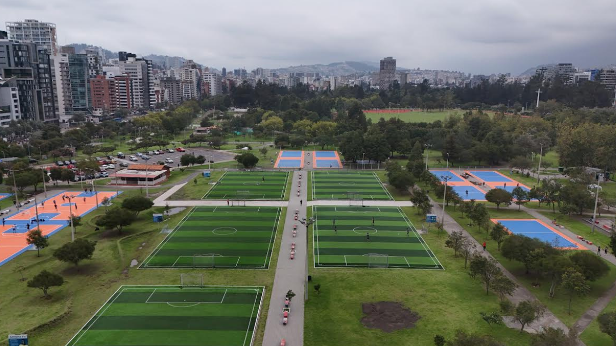 Una de las obras de repotenciación en parques de la ciudad que exhibe la Alcaldía es el trabajo realizado en las canchas de La Carolina.