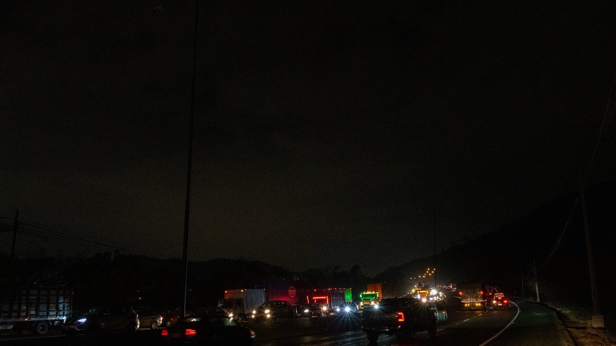 Varias luminarias se encuentran en mal estado a lo largo de la vía Perimetral, sobre todo en el tramo que se extiende desde el sector Prosperina hasta Tres Bocas.