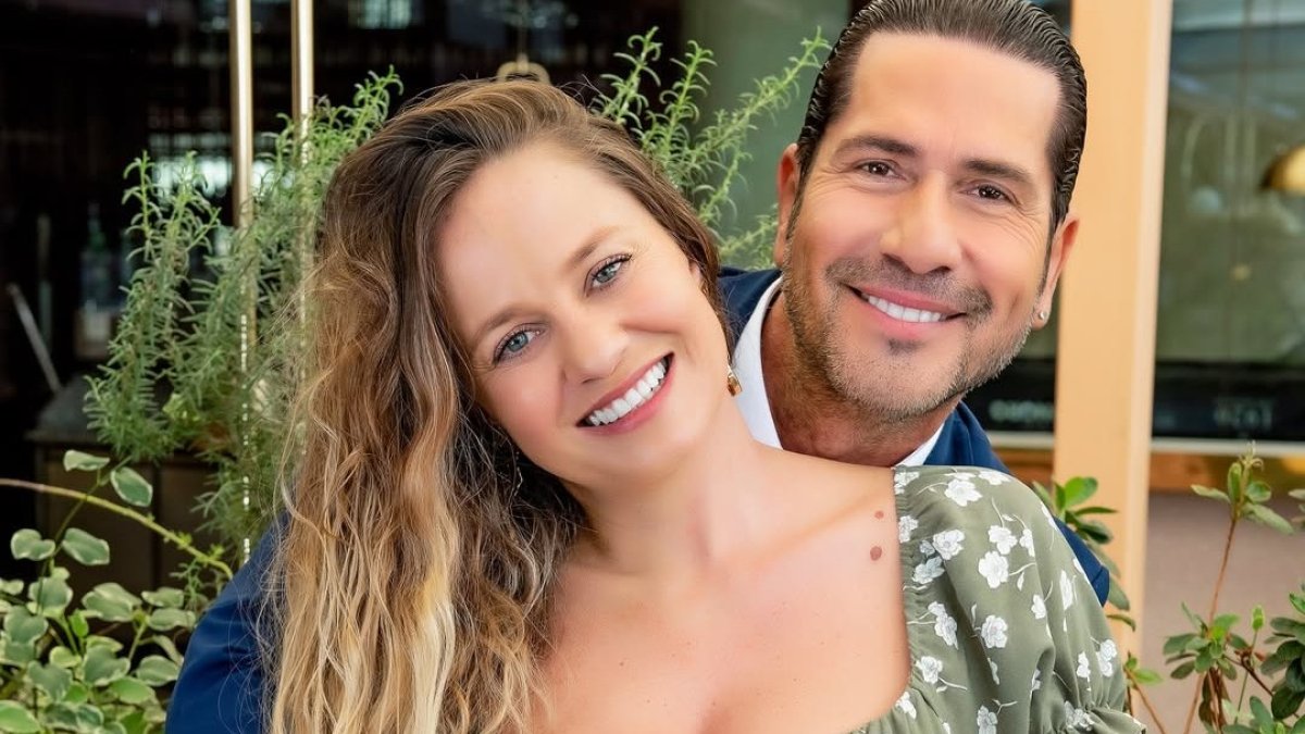 Gregorio Pernía con su esposa.