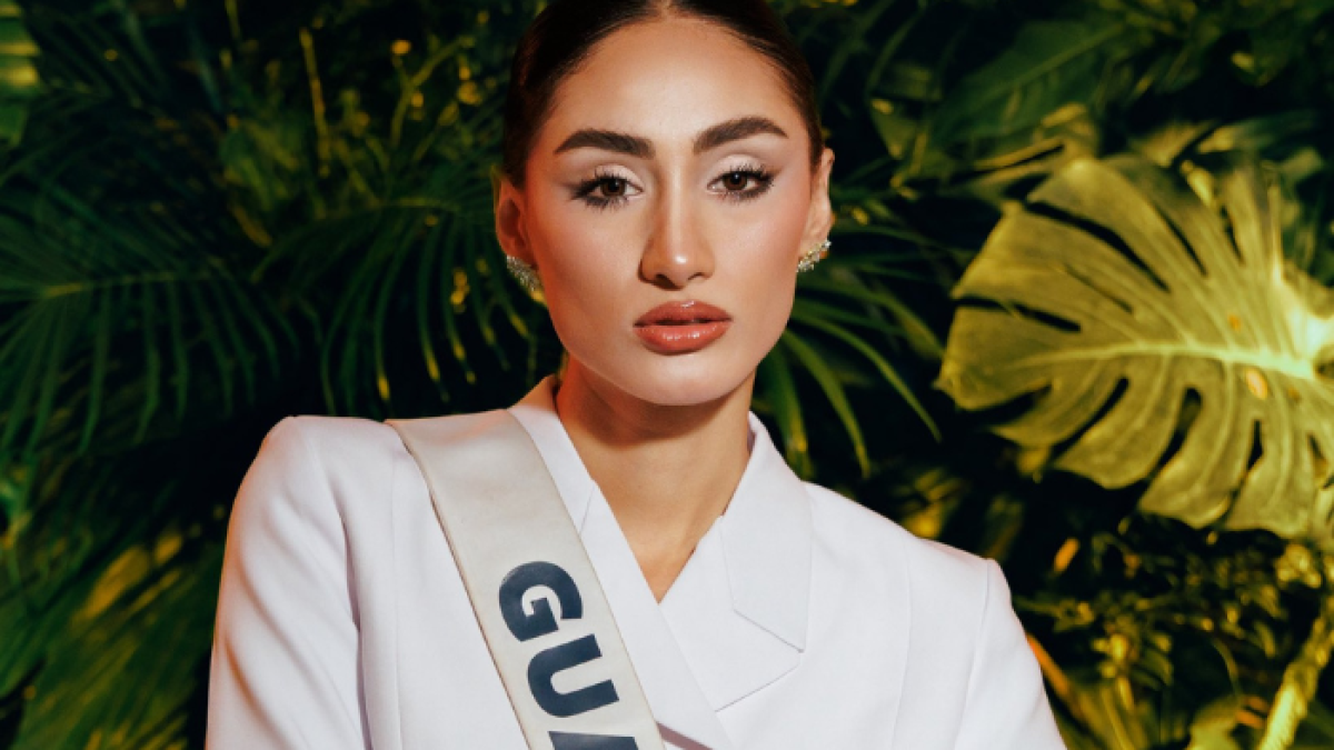 La representante de Guatemala celebra su clasificación al Top 30 durante la gala preliminar de Miss Universo 2025.