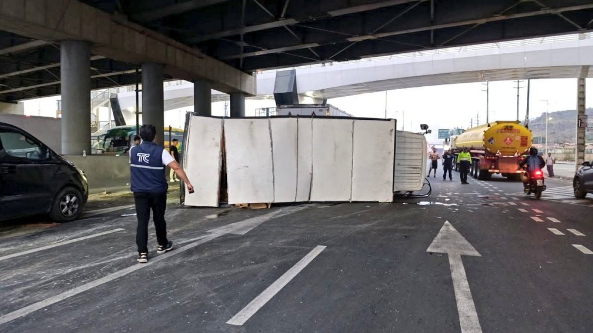 Un camión se volcó en la avenida León Febres Cordero, debajo del puente que conecta la parroquia La Aurora, en Daule, con la autopista Narcisa de Jesús, en Guayaquil.