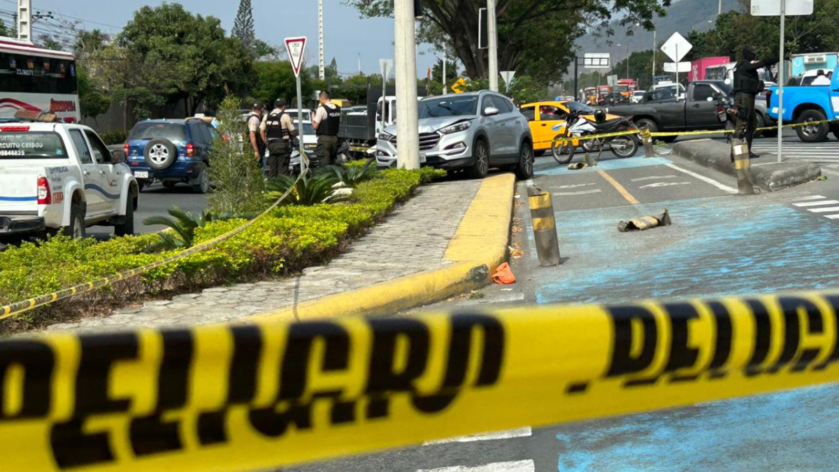 El vehículo quedó detenido junto al parterre tras la balacera registrada este viernes.