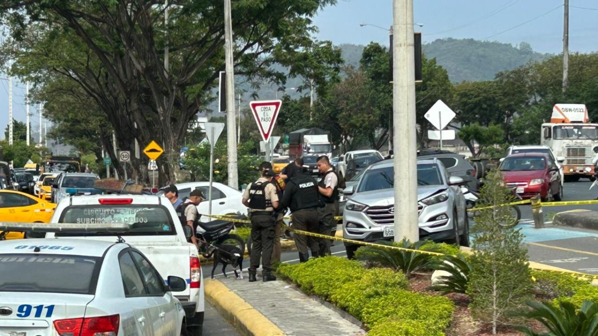 El conductor de un vehículo fue asesinado en los exteriores de una urbanización de la vía a la costa, en el oeste de Guayaquil, la mañana de este viernes 21 de noviembre.