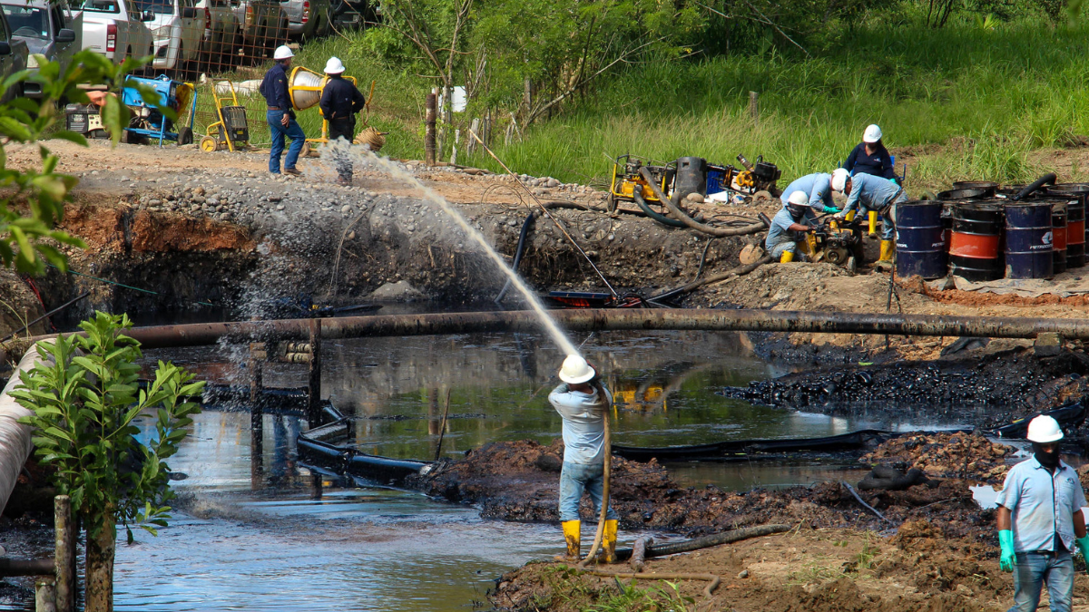 Técnicos de Petroecuador trabajan en la zona del derrame cerca de El Coca.