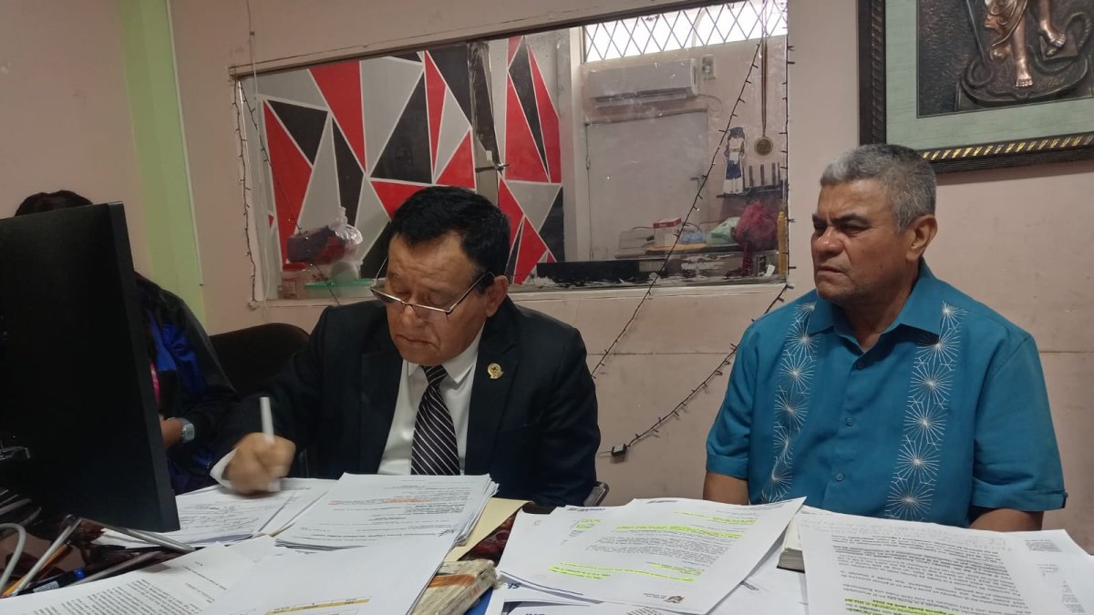 El abogado Jorge Iturburo (izquierda) y Harry Valarezo en la primera audiencia por la acción de protección.