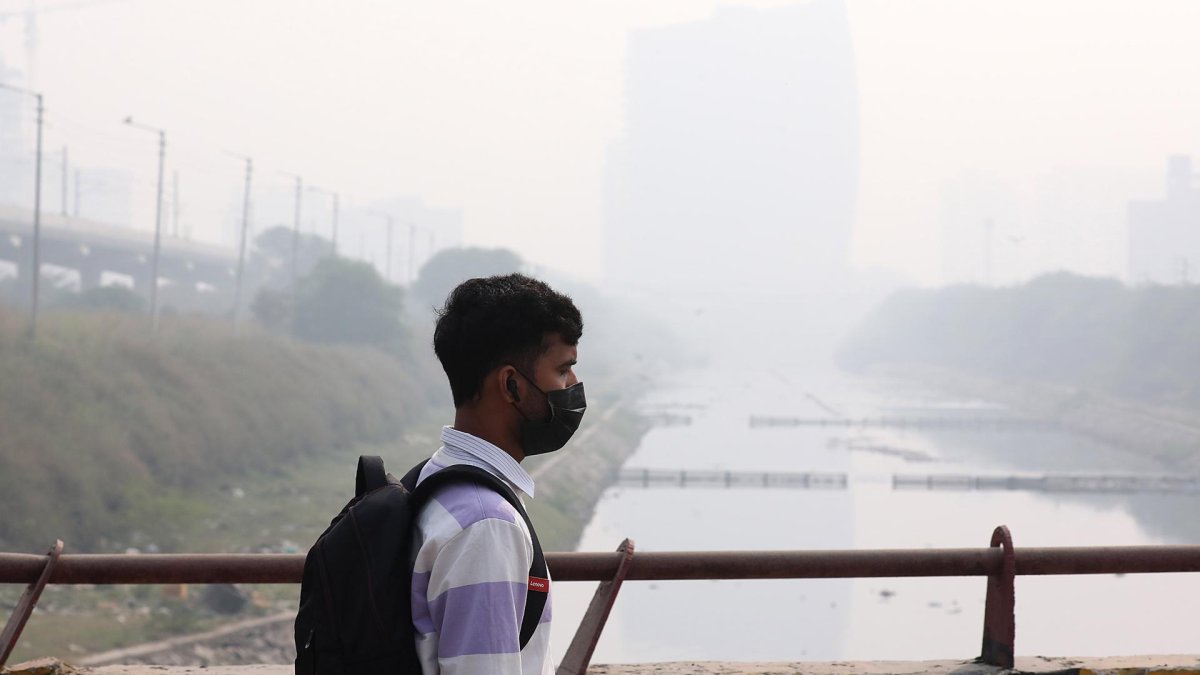 Un hombre lleva hoy una mascarilla en Nueva Delhi (India) para protegerse de la contaminación.
