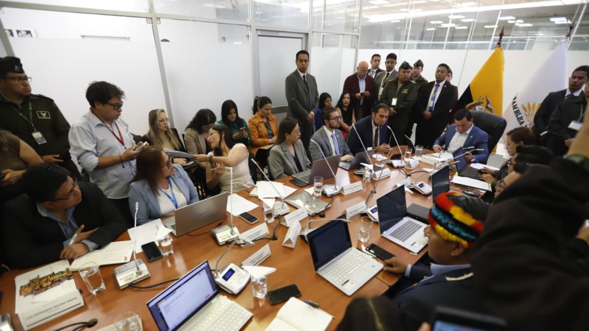 El ministro del Trabajo Harold Burbano acudió a la Comisión de Fiscalización de la Asamblea por el caso Rosero.