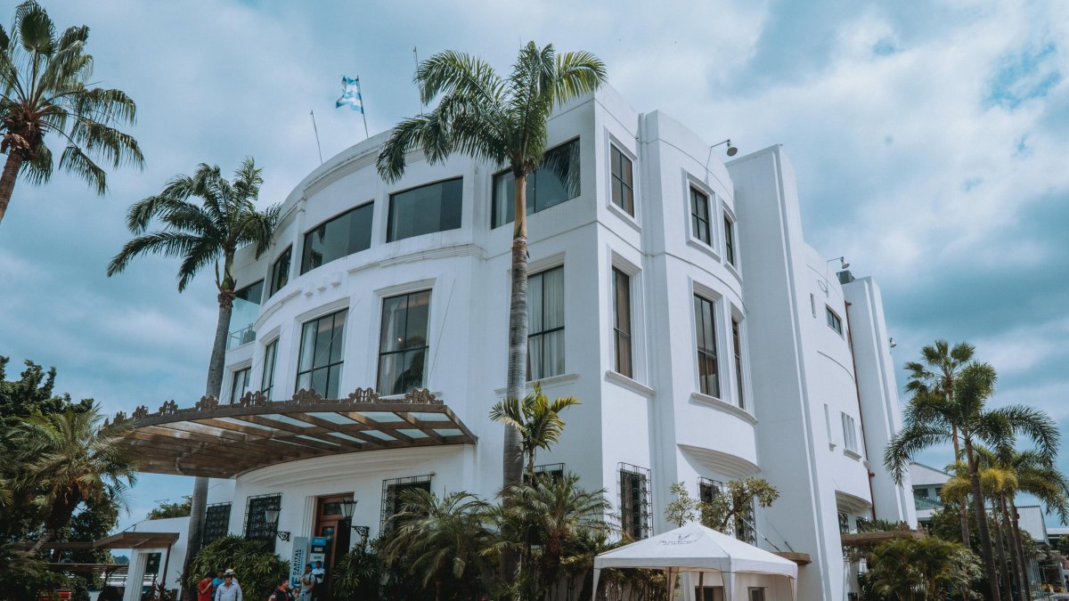 Antiguo Club de la Unión, entre Malecón y Olmedo.