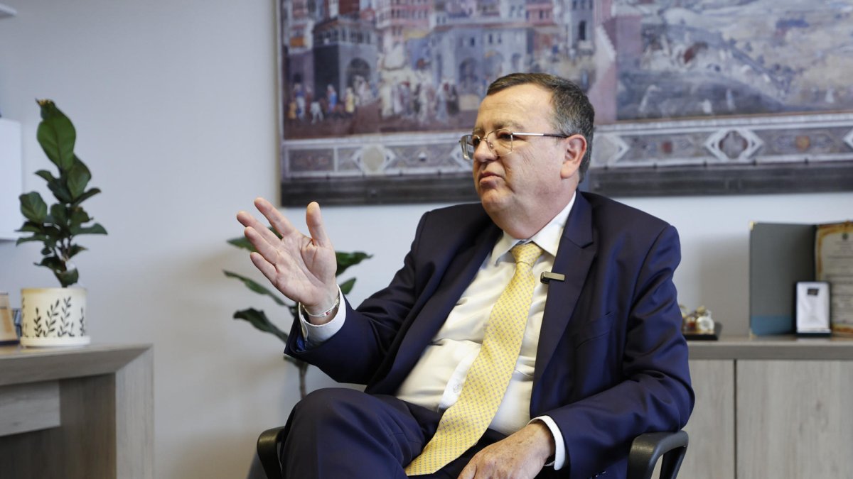 El presidente de la Jurisdicción Especial para la Paz (JEP), magistrado Alejandro Ramelli, habla durante una entrevista en Bogotá (Colombia).