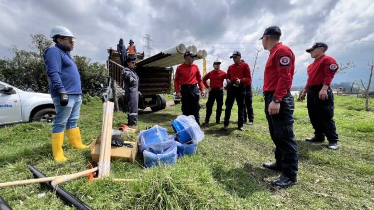 Personal operativo y técnico avanza con la preparación del terreno donde se van a instalar la nueva tubería.