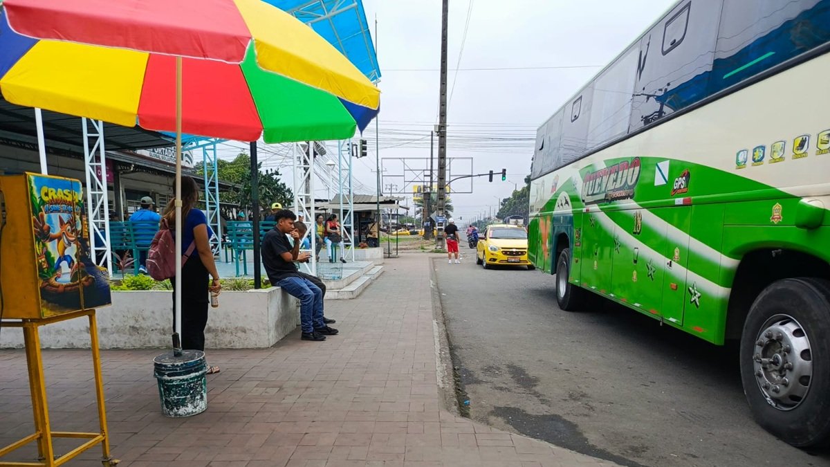 En la vía a El Empalme hay una terminal improvisada para los pasajeros en Quevedo.