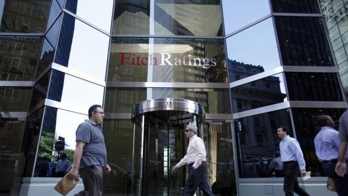 Fitch Ratings Eleva Calificación de Ecuador de CCC+ a B-: Señal de Recuperación y Mayor Confianza Inversora.